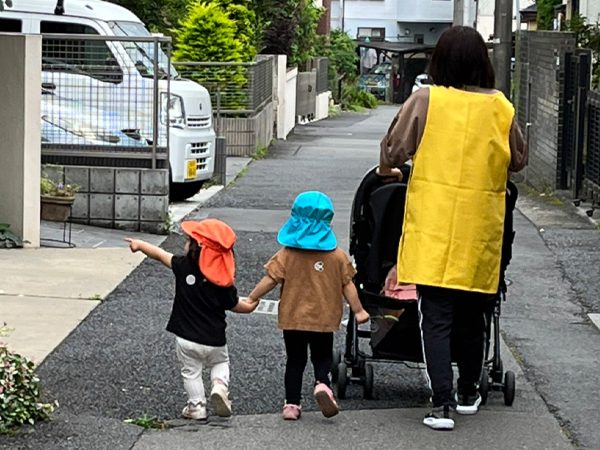 保育園の園児と保育士