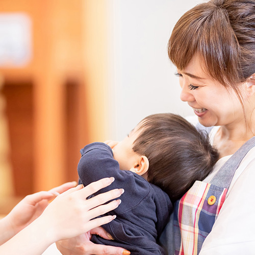 保育園の園児と保育士