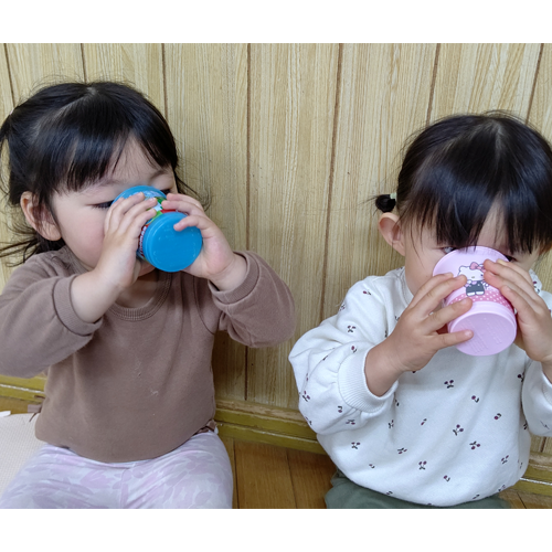 水を飲む保育園の園児