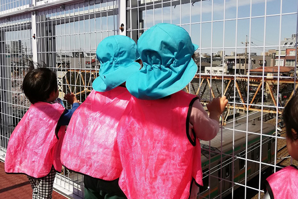 線路を見る園児