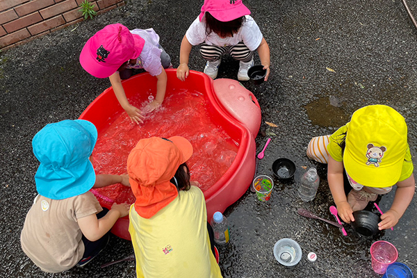 水遊びする園児